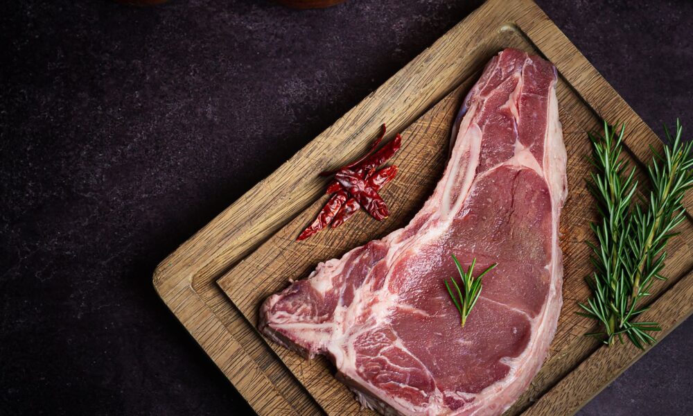 Entrañita de res fresca preparada sobre una tabla