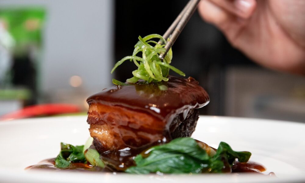 Plato de cerdo braseado con cocción lenta
