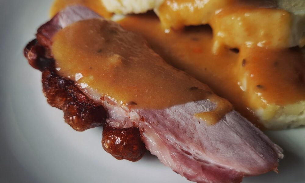 Cerdo asado servido con salsa después del horno