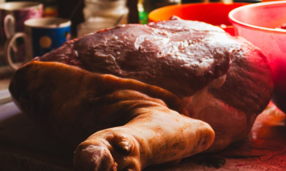 Pierna de cerdo cruda preparada para cocinar