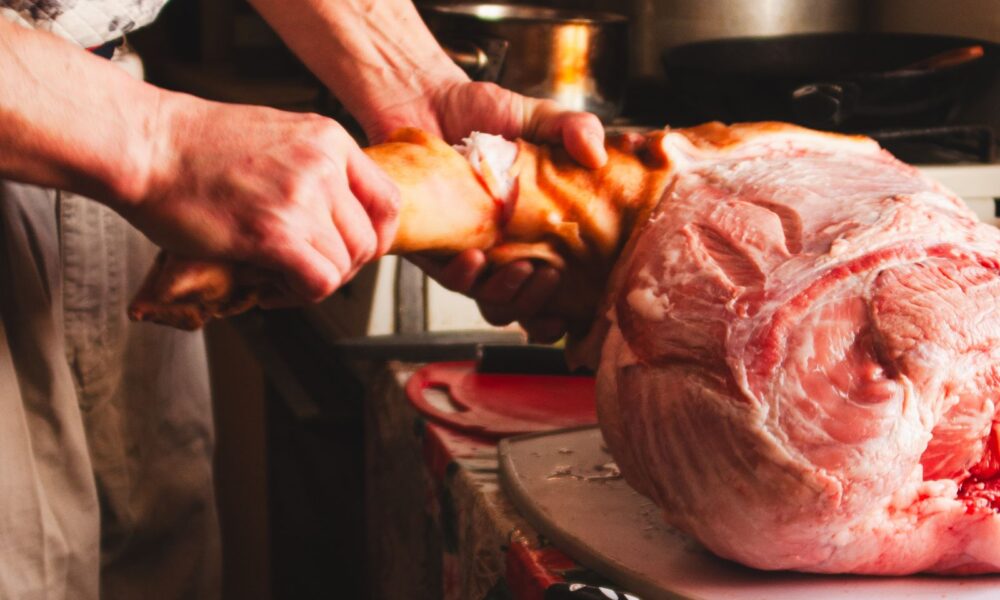 Preparación y corte de una pierna de cerdo cruda