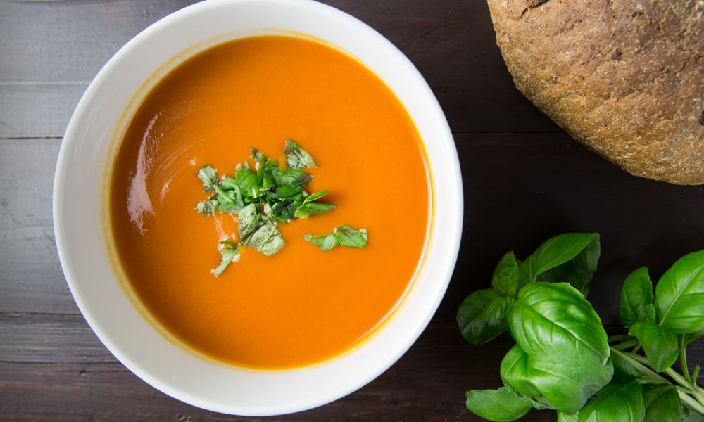Plato de sopa caliente servido en mesa