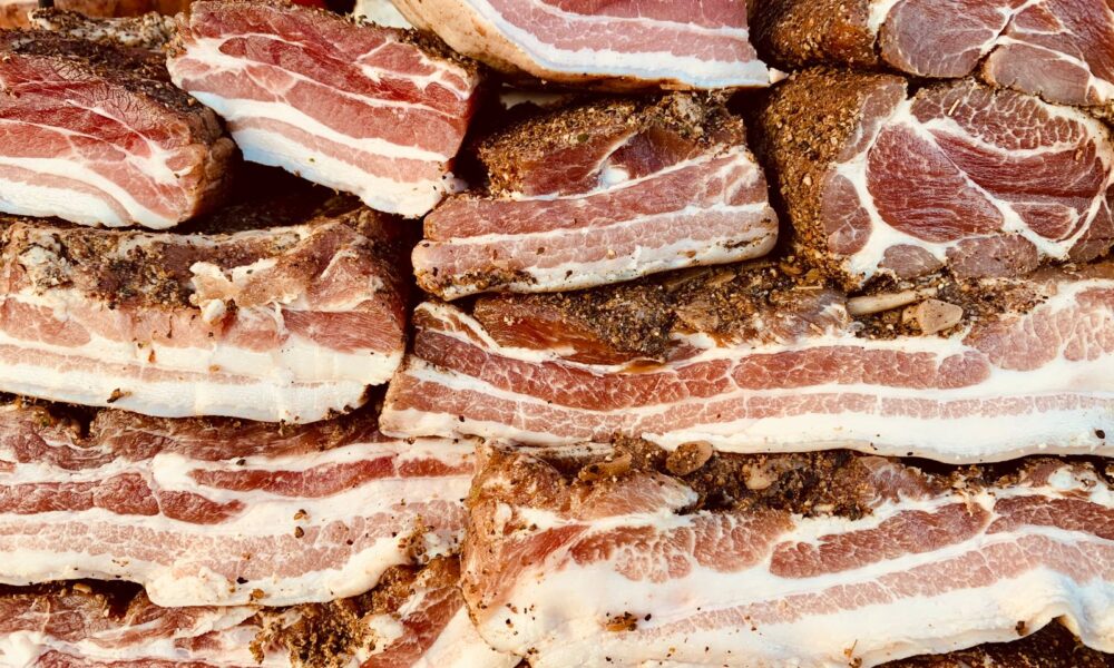 Tocino barriguero de cerdo crudo en capas